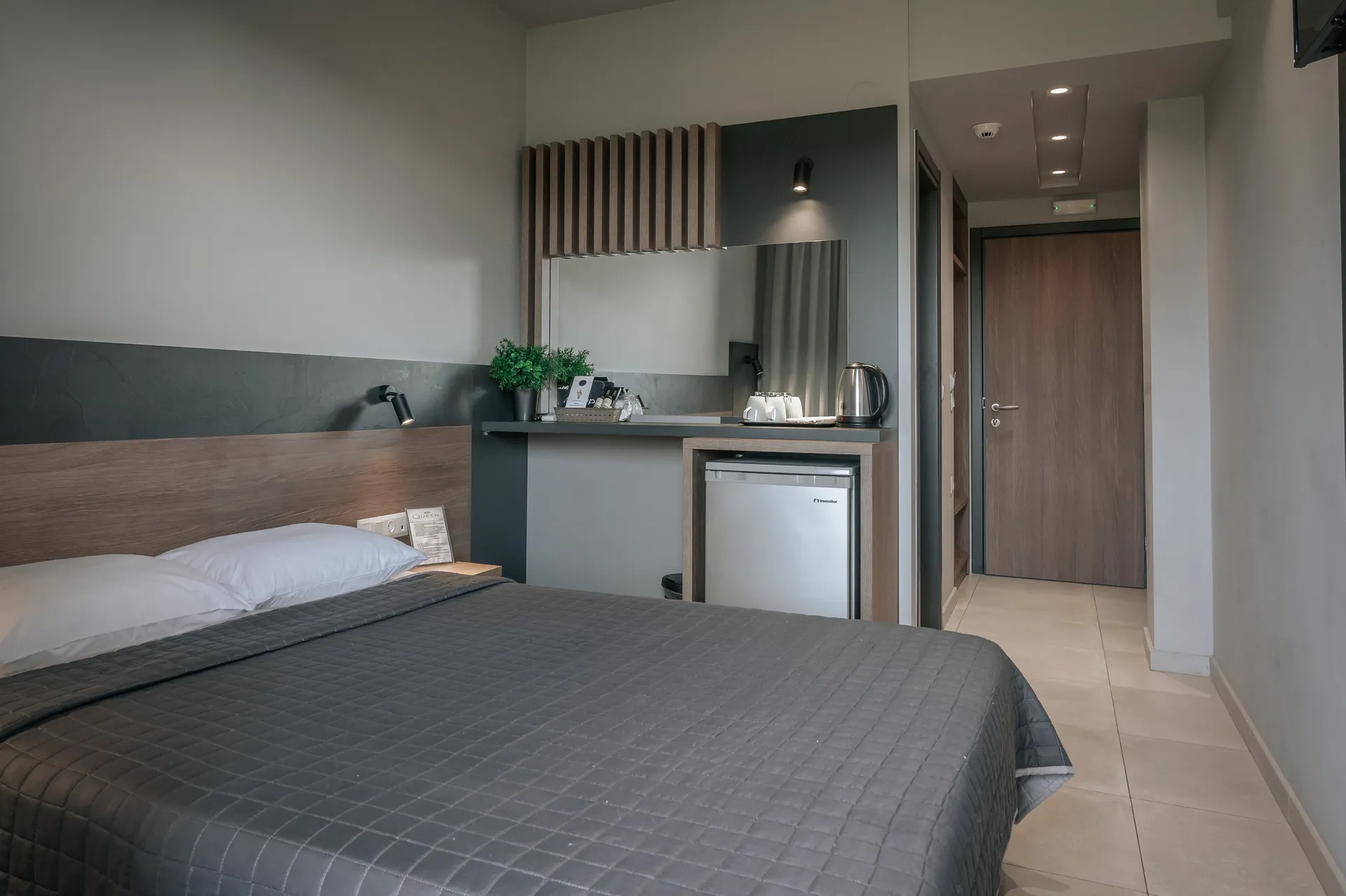 Tiara Holidays - Elizabeth Queen Luxury Rooms - Standard Double - bedroom